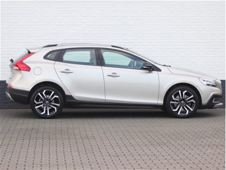 Volvo V40 Cross Country - 1.5 T3 Summum Luxury Pano Navi Leer Trekhaak - 1