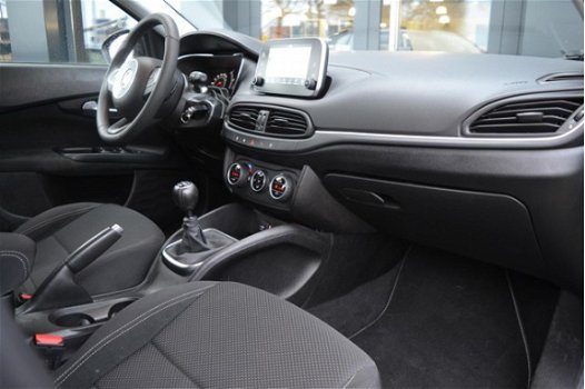 Fiat Tipo. - Hatchback 1.4 Turbo 120pk Business | Navigatie - 1