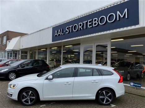 Volvo V60 - 2.0 D4 180pk Automaat Summum | Leder | Sportstoelen | Navi | PDC | Bluetooth carkit en a - 1