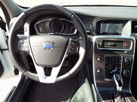 Volvo V60 - 2.0 D4 180pk Automaat Summum | Leder | Sportstoelen | Navi | PDC | Bluetooth carkit en a - 1