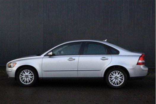 Volvo S40 - 2.4 Momentum Airco/Cruise/Lmv/Trekhaak/Apk 10-2020 - 1