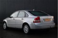 Volvo S40 - 2.4 Momentum Airco/Cruise/Lmv/Trekhaak/Apk 10-2020 - 1 - Thumbnail