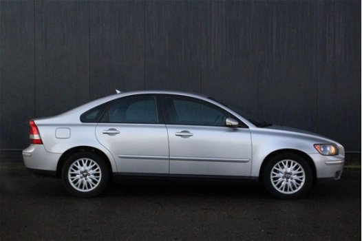 Volvo S40 - 2.4 Momentum Airco/Cruise/Lmv/Trekhaak/Apk 10-2020 - 1