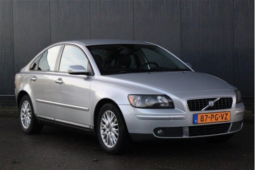 Volvo S40 - 2.4 Momentum Airco/Cruise/Lmv/Trekhaak/Apk 10-2020 - 1