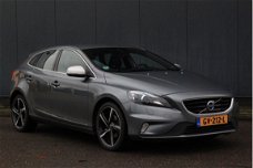 Volvo V40 - 2.0 D2 R-Design Navigatie/Parkeersensor/18"inch Lmv/Trekhaak afneembaar