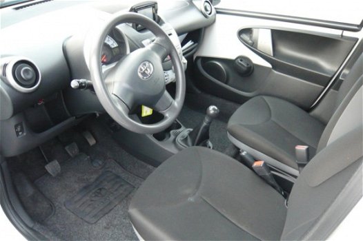 Toyota Aygo - 1.0 VVT-i Now 5 Deurs AIRCO NAVIGATIE - 1