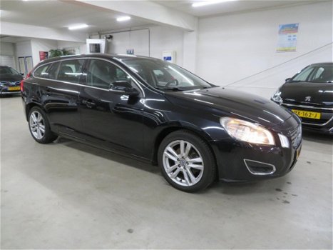 Volvo V60 - 1.6 T3 Momentum Navi ECC - 1