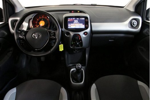 Toyota Aygo - 1.0 VVT-i x-play NAVIGATIE + CAMERA - 1