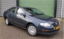 Volkswagen Passat - 1.6 FSI 85KW 2005 Grijs CLIMA*APK 2021 - 1 - Thumbnail