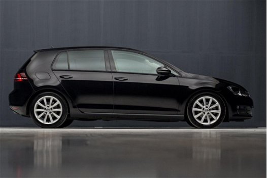 Volkswagen Golf - 1.6 TDI Highline R Connected (NAVIGATIE, MASSAGE, TELFOON, STOELVERW, SPORTSTOELEN - 1