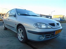 Renault Mégane - 1.6-16V Air /Airco/Park sens./Trekhaak/Elec Ramen/Radio-Cd speler/15 inch LMV/5 Deu