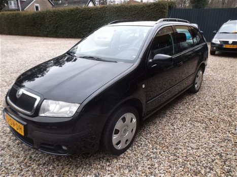 Skoda Fabia Combi - 1.4-16V Spirit + airco en trekhaak - 1