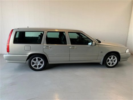 Volvo V70 - 2.5 D Comfort Airco, Cruise control, Trekhaak - 1