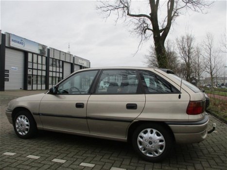 Opel Astra - 1.6i Season - 1