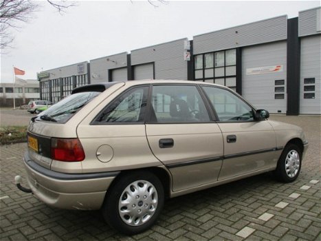 Opel Astra - 1.6i Season - 1