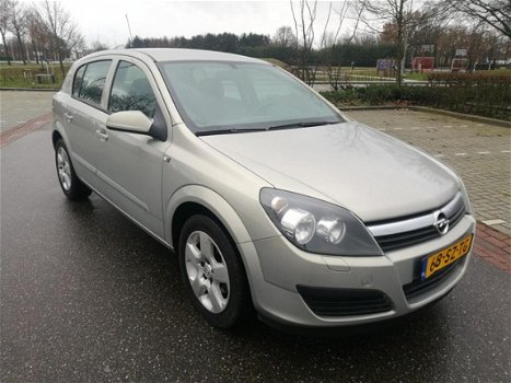 Opel Astra - 1.6 Essentia - 1