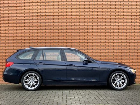 BMW 3-serie Touring - 318d High Executive | Panoramadak | Parkeersensoren | Keyless Go | Leer | Crui - 1