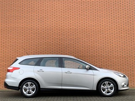 Ford Focus Wagon - 1.6 TDCI ECOnetic Lease Titanium | Parkeersensoren | Airconditioning | Trekhaak | - 1