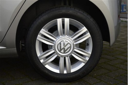 Volkswagen Up! - 1.0 60pk BMT high up | Airco | Cruise control | Parkeersensoren achter | 15'' LMV | - 1