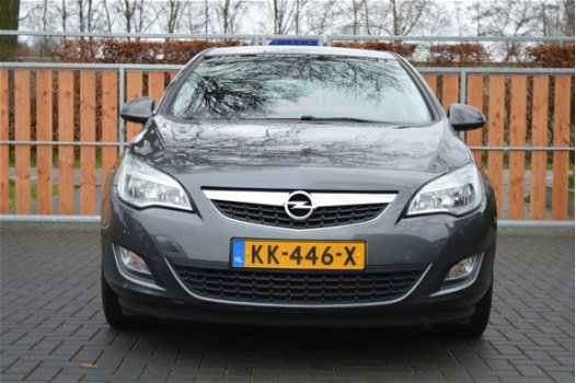 Opel Astra - 1.4 Business + (83.000 km) - 1