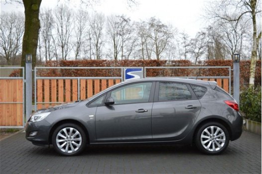 Opel Astra - 1.4 Business + (83.000 km) - 1