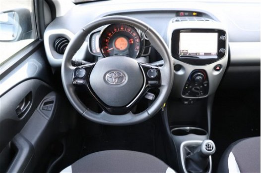 Toyota Aygo - 1.0 VVT-i x-play 1e eigenaar-Navigatie-Airco-Elektrische ramen - 1