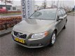 Volvo V70 - 2.4 D5 AWD Kinetic 205 pk Trekhaak+PDC - 1 - Thumbnail