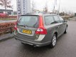 Volvo V70 - 2.4 D5 AWD Kinetic 205 pk Trekhaak+PDC - 1 - Thumbnail