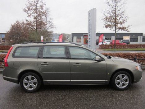 Volvo V70 - 2.4 D5 AWD Kinetic 205 pk Trekhaak+PDC - 1