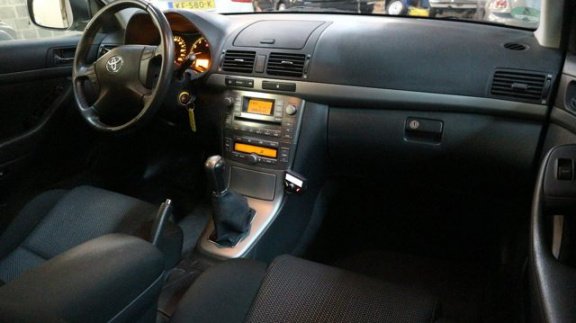Toyota Avensis Wagon - 1.8 VVTi Luna - 1