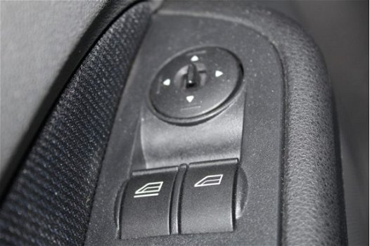 Ford Focus Wagon - 1.6 TDCI Futura Euro 4 airco, radio cd speler, cruise control, elektrische ramen, - 1