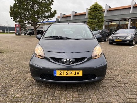 Toyota Aygo - 1.0 12V 68PK VVT-I PLUS | NIEUWE APK | RIJKLAARPRIJS - 1