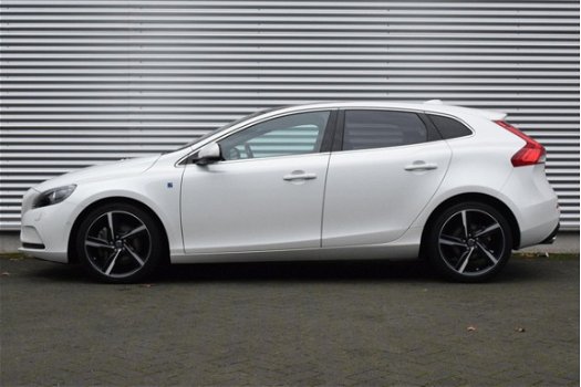 Volvo V40 - 2.0 D4 190PK Ocean Race, Leder, LMV 18'', Panoramadak - 1