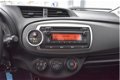 Toyota Yaris - 1.0 VVT-i Now Leuke Yaris 5 drs Airco LM velgen - 1 - Thumbnail