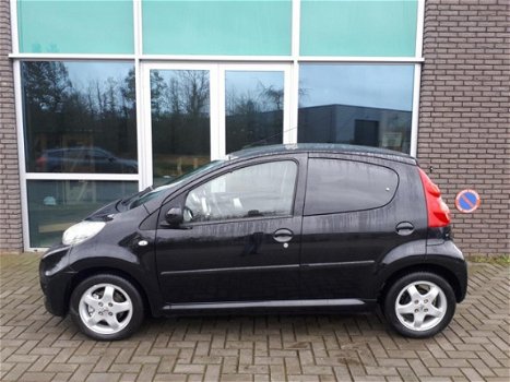 Peugeot 107 - AIRCO. NAVI. LEER. LUXE 143 dkm (2011) - 1