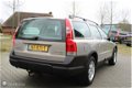 Volvo XC70 - 2.4 T AWD Geartronic, Weinig KM's, Youngtimer - 1 - Thumbnail