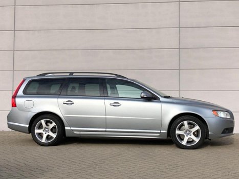 Volvo V70 - 2.5T Momentum / Leder/ RTi Navigatie/ Dynaudio/ Bluetooth - 1