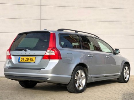 Volvo V70 - 2.5T Momentum / Leder/ RTi Navigatie/ Dynaudio/ Bluetooth - 1