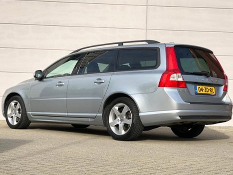 Volvo V70 - 2.5T Momentum / Leder/ RTi Navigatie/ Dynaudio/ Bluetooth - 1