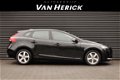 Volvo V40 - 2.0 D4 Momentum Business Navi / Cruise / Airco - 1 - Thumbnail