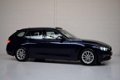 BMW 3-serie Touring - 320d High Executive 190PK AUT8 M SPORT PANORAMADAK/EURO6/HEAD-up/HARMAN-KARDON - 1 - Thumbnail