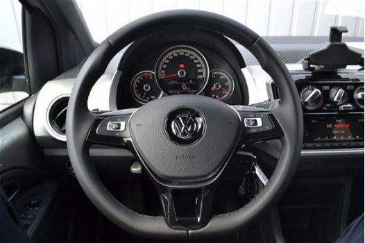 Volkswagen Up! - 1.0/60pk high up · Achteruitrijcamera · Navigatie · Cruise control - 1