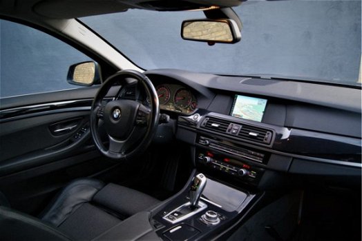 BMW 5-serie Touring - 523i 3.0 Executive Automaat/Navi/PDC/Stoelverw/Trekhaak afn - 1