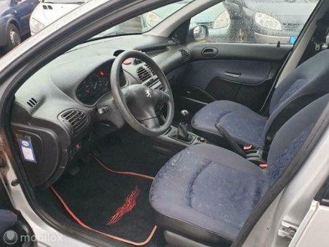 Peugeot 206 - 1.4 5D 2001 Grijs ST BEKR APK JAN 2021 1.4 5D 2001 Grijs ST BEKR APK JAN 2021 - 1