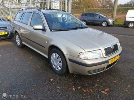 Skoda Octavia Combi - 1.6 Démarrage - 1