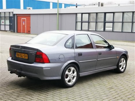 Opel Vectra - 2.2-16V Business Edition - 1