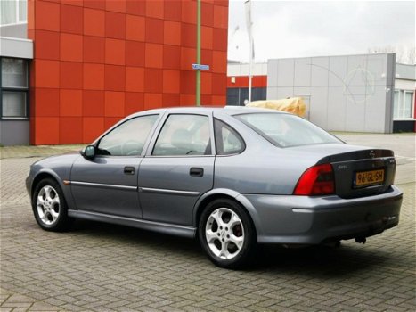 Opel Vectra - 2.2-16V Business Edition - 1