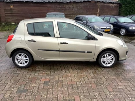 Renault Clio - 1.5 dCi Business Line AIRCO nieuwe apk tot 04-01-2021 - 1