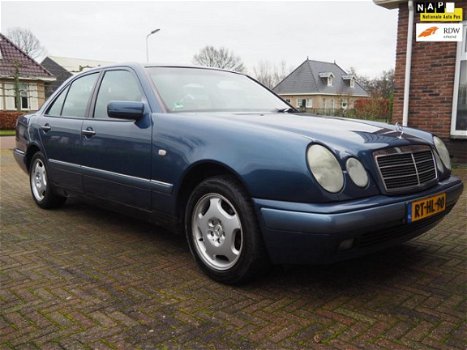 Mercedes-Benz E-klasse - 200 Classic | Airco | Zeer nette auto | Trekhaak | - 1