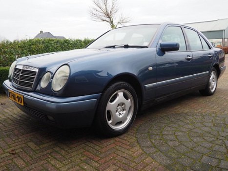 Mercedes-Benz E-klasse - 200 Classic | Airco | Zeer nette auto | Trekhaak | - 1